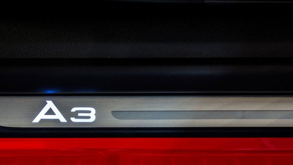 Einstiegsleisten beleuchtet Original Audi A3 (8V) 3-Türer Schriftzug Tuning 8V0071300