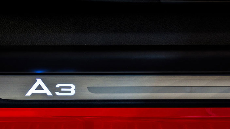 Audi S-Line A3 S3 8V Einstiegsleisten beleuchtet door Carbon optik 8V0071300A